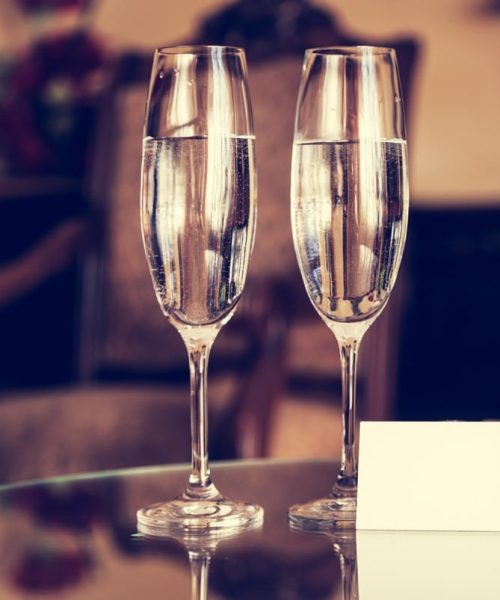 Full champagne glasses, antique keys and blank white card. Luxur